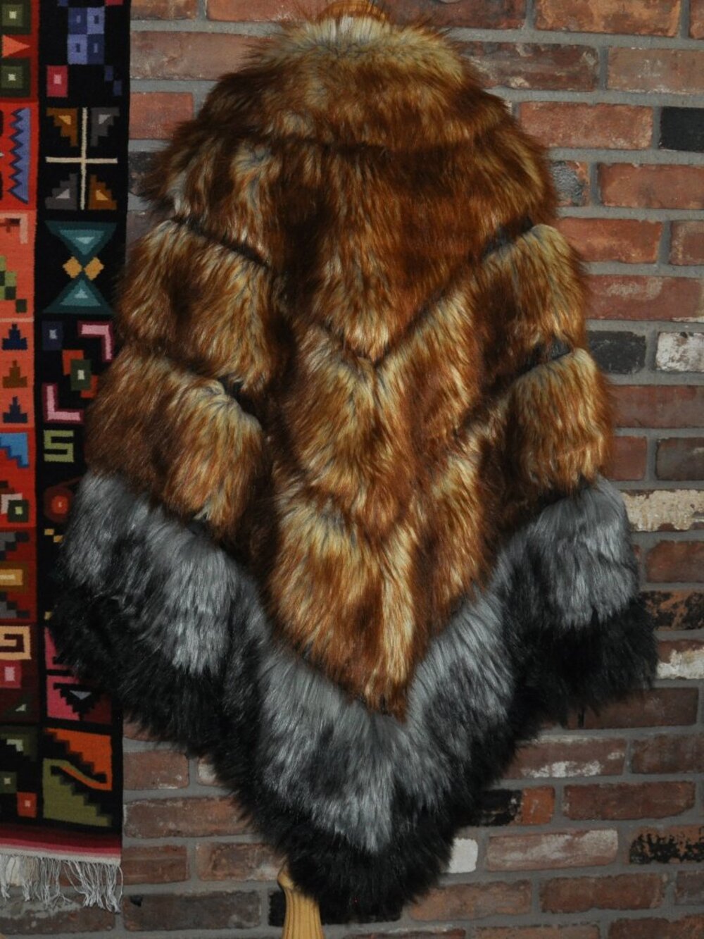 Fhillnuo Faux Fox Fur Tiered Multicolour Poncho Unisex - Picture 3 of 6